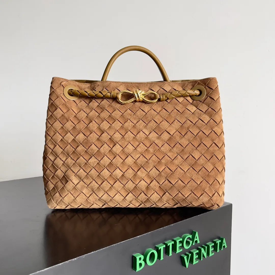 The 2023 new Andiamo batch of 2360 BV has been shipped‼ ️Really popular🔥The new Andiamo woven handbag launched by Bottega Veneta this season is really popular all over the world! ! Celebrities at home and abroad have worn it, and Oscar-winning actress Michelle Yeoh has taken it out on the street. Song Jia, Trai Yara, Yu Feihong, Sanji Ayaka, Rosie Hunting-Whiteley, Yoshioka Riho, etc. have all picked up this bag. It is classic and versatile, showing off its temperament, and the bag capacity is also large, which is very convenient for daily commuting! ! A variety of carrying methods, the shoulder straps can be adjusted by yourself, the original lambskin feels soft and delicate, and the unisex style breaks the gender boundaries and brings a more practical and long-lasting use experience. Andiamo, which has both elegant and casual styles, perfectly interprets the true appearance of "fashionable old money style". Style number: 743572 Size: 32*24*12